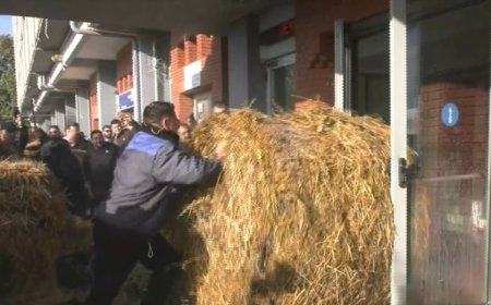 Ένταση στην Καβάλα: Κατάληψη του κτηρίου της Αντιπεριφέρειας από τους αγρότες – Πέταξαν άχυρα και γάλα