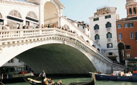Ιταλία: Γυναίκα έκλεψε βάρκα και προσέκρουσε στη γέφυρα Ριάλτο