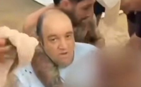 Ο ήρωας του Σίδνεϊ: Καρέ καρέ η στιγμή που πολίτης ορμά και αφοπλίζει έναν από τους ενόπλους