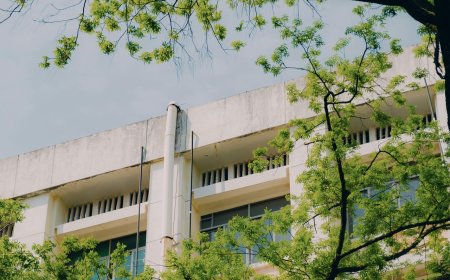 Φωτιές και βανδαλισμοί σε σχολείο της Γλυφάδας: Εκτός ελέγχου η κατάσταση