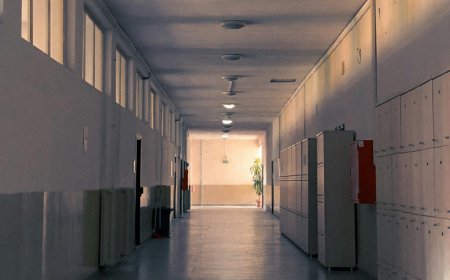 ΕΠΑΛ Γλυφάδας βανδαλισμοί: Φωτιές, βεγγαλικά και σοβαρές καταγγελίες για αδράνεια της διεύθυνσης