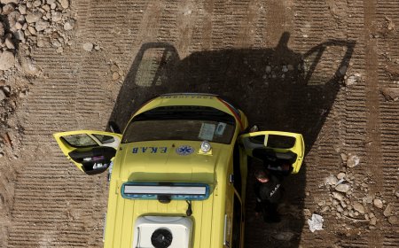 Ασθενοφόρο έπεσε σε κλούβα της ΕΛΑΣ: Ένας τραυματίας σε τροχαίο στον Πλατύκαμπο