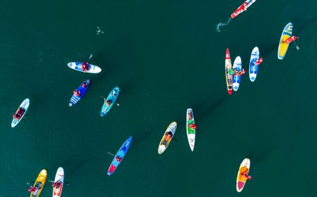 Santa SUP Θεσσαλονίκη: Αγιοβασίληδες με σανίδες και κουπί γέμισαν τον Θερμαϊκό ς