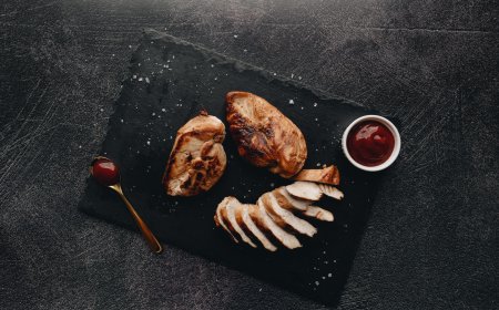 Xριστουγεννιάτικο τραπέζι κόστος 2025: Πίνακας με τις τιμές των προϊόντων