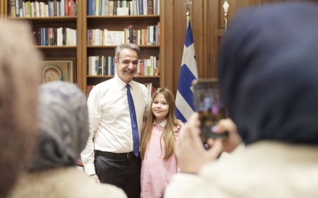 Μητσοτάκης Μαξίμου: Ο πρωθυπουργός υποδέχθηκε μαθητές του μειονοτικού δημοτικού σχολείου Πάχνης Ξάνθης