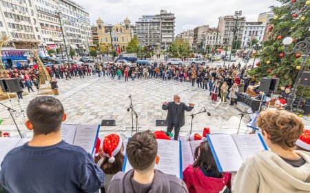 Παραμονή Χριστουγέννων με παραδοσιακά κάλαντα στον Πειραιά