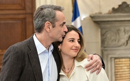 Κάλαντα στον Μητσοτάκη: Ποιοι πήγαν στο Μέγαρο Μαξίμου