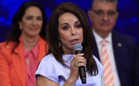 Βούλα Πατουλίδου – Ραγίζει καρδιές η ανάρτηση για τα πρώτα Χριστούγεννα χωρίς τον σύζυγό της: «Όση χρυσόσκονη κι αν ρίξεις, η απουσία κάθεται εκεί»