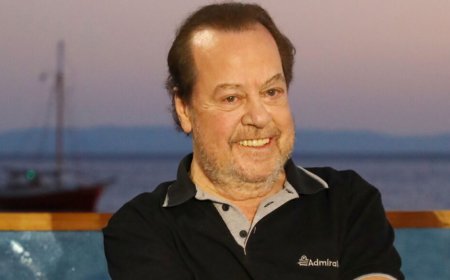 Γιάννης Πάριος: Η οικογενειακή χριστουγεννιάτικη φωτογραφία με τους 4 γιους, 4 εγγόνια, 3 νύφες και τα 2 σκυλιά