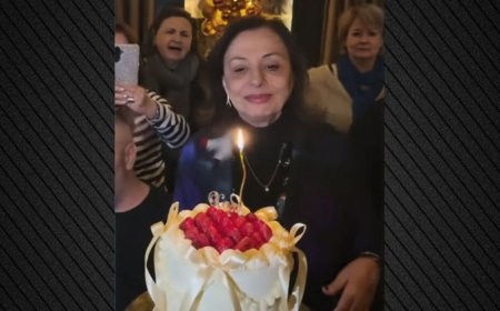Η Χάρις Αλεξίου έγινε 75 ετών και το γιόρτασε με μία εντυπωσιακή τούρτα: «Πάμε γι’ άλλα τώρα»