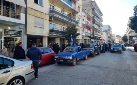 Διαμαρτυρία αγροτών έξω από το πολιτικό γραφείο του Ευρ. Στυλιανίδη