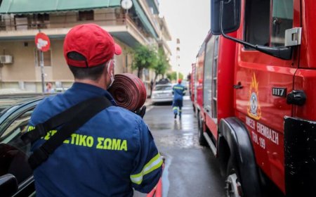 Θεσσαλονίκη: Φωτιά σε είσοδο πολυκατοικίας