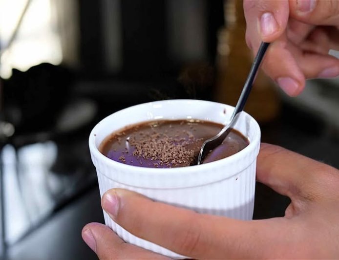 Εύκολη νηστίσιμη μους σοκολάτα μόνο με 2 μόνο υλικά, χωρίς ζάχαρη και χωρίς μίξερ!!!