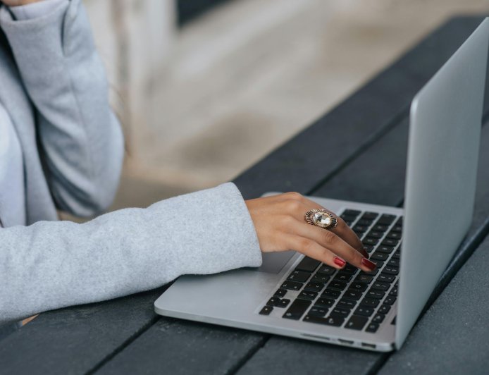 Cyber Monday 2025: Έφτασε η ημέρα των online εκπτώσεων – Τι να προσέξουν οι καταναλωτές