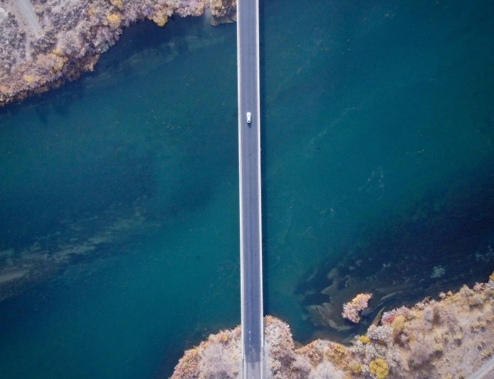 Φορτηγό κρέμεται από γέφυρα: Απίστευτη διάσωση οδηγού στη Βιρτζίνια