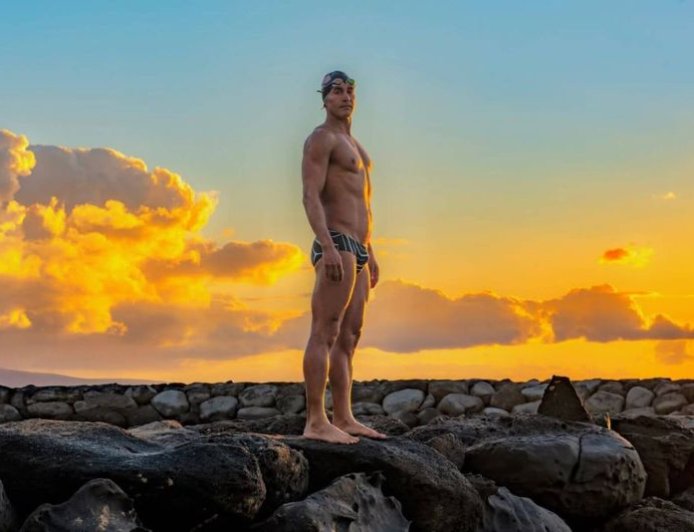 Ρεκόρ Γκίνες κολύμβηση: Ο Μάικλ Μορό περιέπλευσε τα υδάτινα όρια της Νέα Υόρκης με χειροπέδες