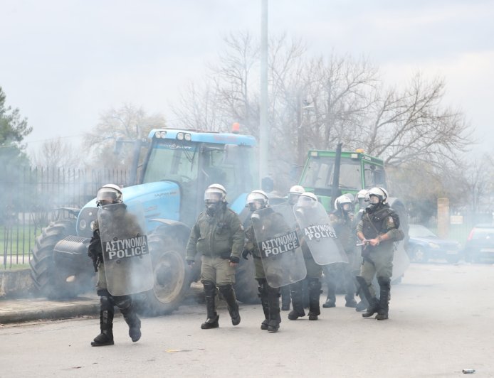 Πράσινα Φανάρια μπλόκο: Βίντεο από επίθεση τρακτέρ κατά ΜΑΤ