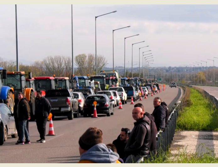 Κομοτηνή: Σε 24ωρη βάση πλέον το μπλόκο των αγροτών στην Εγνατία Οδό