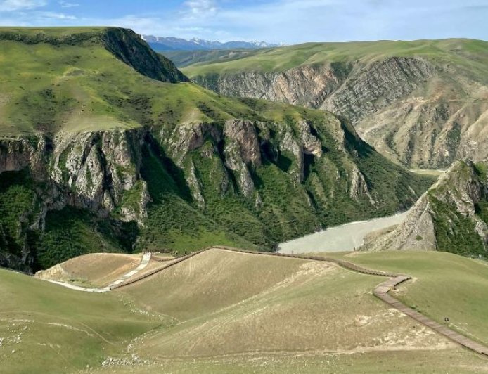 Κίνα: Τουρίστας έπεσε από μεγάλο ύψος βράχου και επέζησε