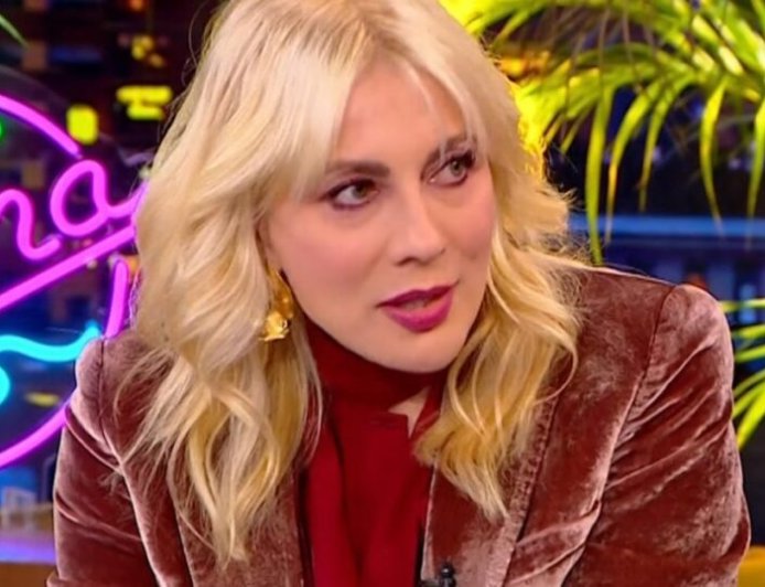 Σμαράγδα Καρύδη για «Παρά Πέντε»: «Ξαναφόρεσα την περούκα της Ντάλιας και μόλις σμίξαμε οι πέντε, ξεκινήσαμε κατευθείαν τις σκηνές»