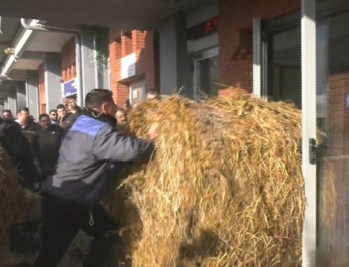 Ένταση στην Καβάλα: Κατάληψη του κτηρίου της Αντιπεριφέρειας από τους αγρότες – Πετούν άχυρα και γάλα