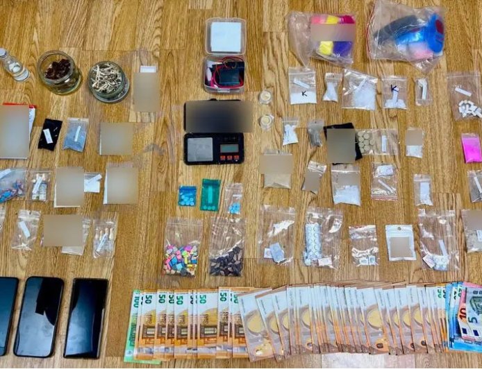 Νέος Κόσμος: 49χρονος DJ είχε μετατρέψει το σπίτι του σε «σούπερ μάρκετ» ναρκωτικών