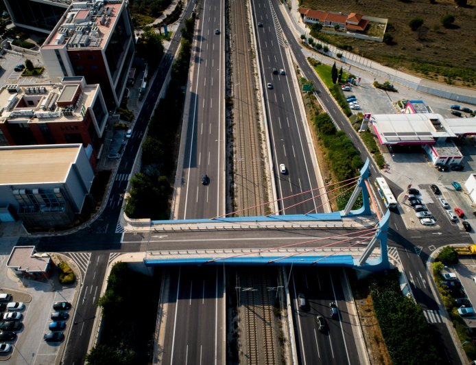 Τροχονόμος Αττική Οδός: Σοκαριστική παράσυρση από αναβάτη που ήθελε να σπάσει μπλόκο