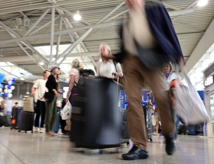 Είσοδος στις ΗΠΑ: Έλεγχος πενταετίας στα social media για ταξιδιώτες από 42 χώρες