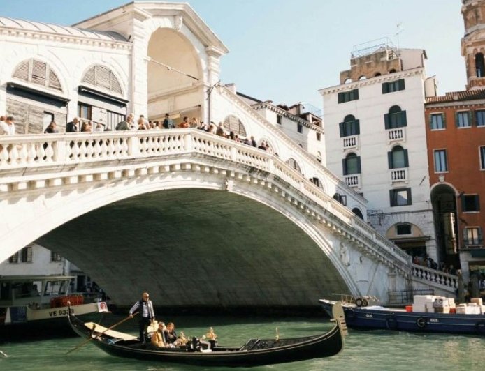 Ιταλία: Γυναίκα έκλεψε βάρκα και προσέκρουσε στη γέφυρα Ριάλτο