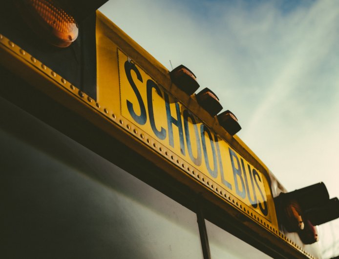 Συναγερμός στην ΕΛΑΣ για τη σύλληψη μοτοσικλετιστή που εκσφενδόνισε σφυρί σε σχολικό όπου επέβαιναν μαθητές!