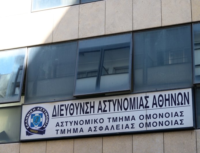 «Ελληνοποίηση» παράτυπων μεταναστών στην Ομόνοια