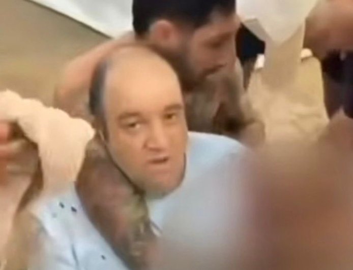 Ο ήρωας του Σίδνεϊ: Καρέ καρέ η στιγμή που πολίτης ορμά και αφοπλίζει έναν από τους ενόπλους