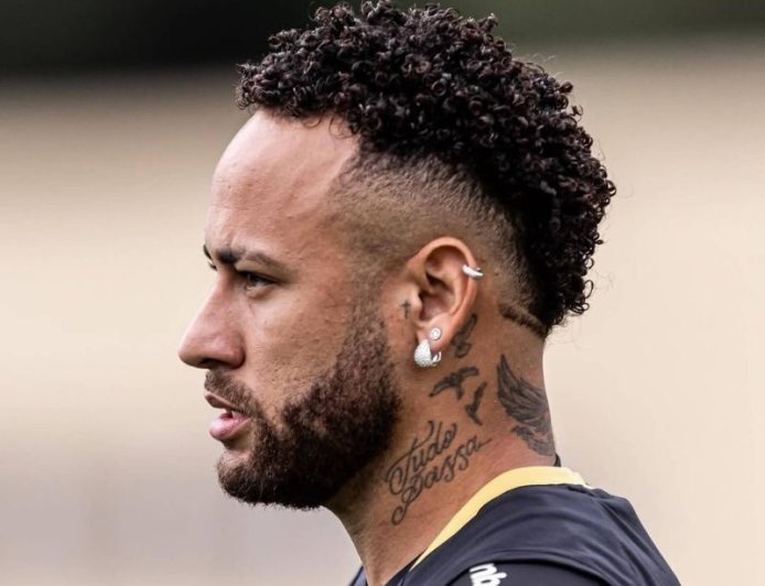 Νεϊμάρ Νέα Υόρκη: Με ροζ μπαλακλάβα μεταμφιέστηκε ο Βραζιλιάνος σούπερ σταρ