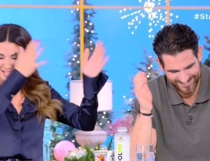 Ελένη Χατζίδου και Ετεοκλής Παύλου σε ξεκαρδιστικό διάλογο: «Εγώ ασχολούμαι με το πουλί σου» – «Εγώ το καθαρίζω, εγώ το χαϊδεύω»