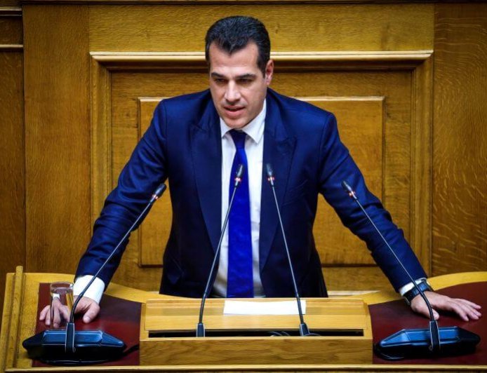 Πλεύρης: Ο υπουργός ασκεί κριτική σε Παππά και Κωνσταντοπούλου για στάσεις και συμπεριφορές.