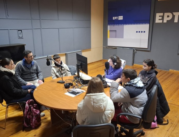 Η Γ1 Τάξη του 4ου Γυμνασίου Κομοτηνής στο ραδιοθάλαμο της ΕΡΤ Κομοτηνής