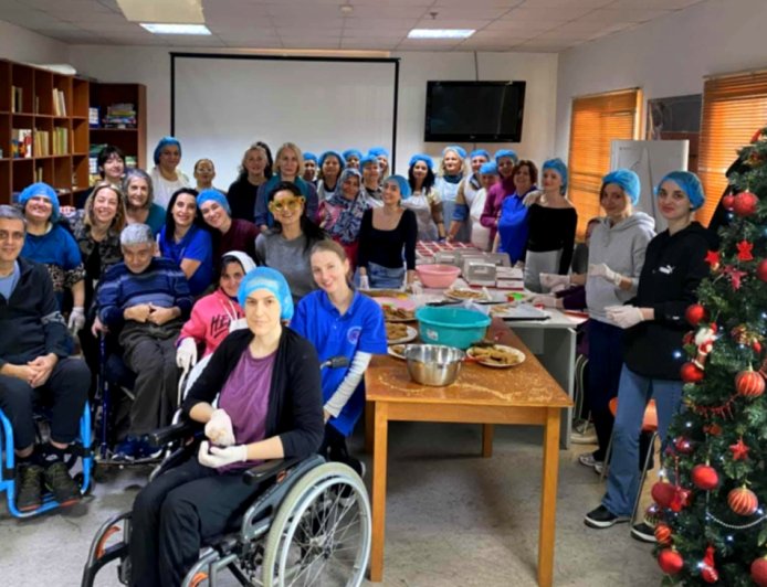 Κομοτηνή: Παρασκεύασαν εθελοντικά μελομακάρονα για τους ωφελούμενους του προγράμματος σίτισης