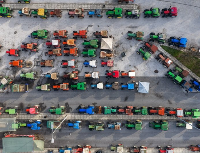 Μπλόκα αγροτών τώρα: Άνοιξε ο Προμαχώνας, ουρές από νταλίκες σε τελωνεία και παραδρόμους της Ε.Ο