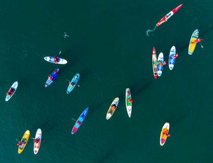 Santa SUP Θεσσαλονίκη: Αγιοβασίληδες με σανίδες και κουπί γέμισαν τον Θερμαϊκό ς