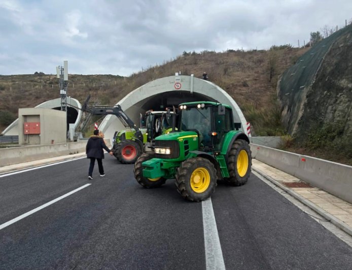 Αγρότες: Ημέρα αναδιάταξης στα μπλόκα για τη διέλευση των εκδρομέων – «Αγκάθι» οι εκτροπές κυκλοφορίας