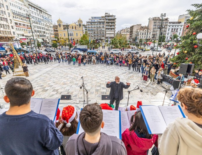 Παραμονή Χριστουγέννων με παραδοσιακά κάλαντα στον Πειραιά