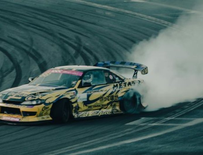 Drift μέσα στον πάγο: Ακραίες εικόνες από παγωμένη πίστα στη βόρεια Κίνα