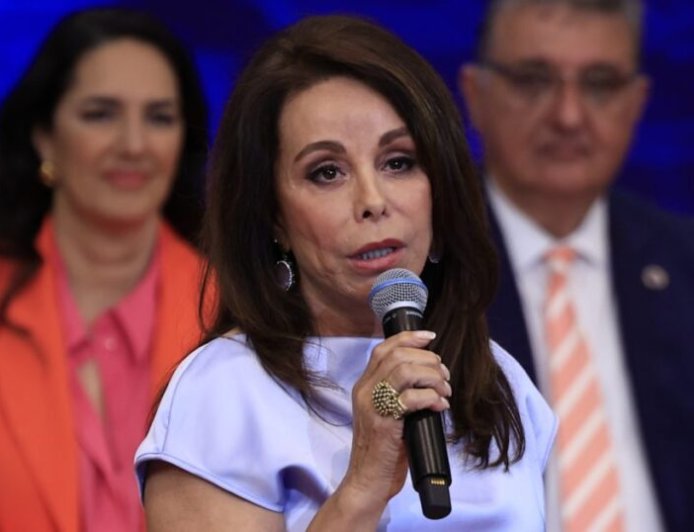 Βούλα Πατουλίδου – Ραγίζει καρδιές η ανάρτηση για τα πρώτα Χριστούγεννα χωρίς τον σύζυγό της: «Όση χρυσόσκονη κι αν ρίξεις, η απουσία κάθεται εκεί»