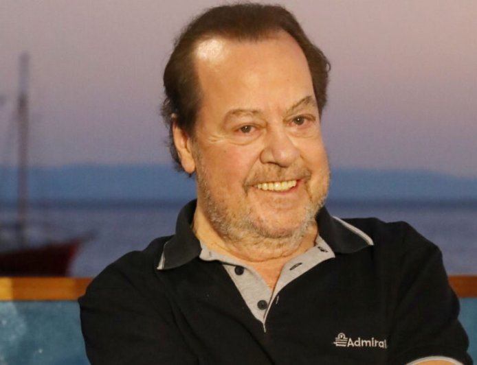 Γιάννης Πάριος: Η οικογενειακή χριστουγεννιάτικη φωτογραφία με τους 4 γιους, 4 εγγόνια, 3 νύφες και τα 2 σκυλιά