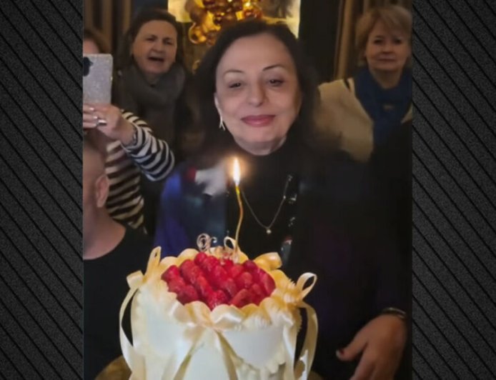 Η Χάρις Αλεξίου έγινε 75 ετών και το γιόρτασε με μία εντυπωσιακή τούρτα: «Πάμε γι’ άλλα τώρα»