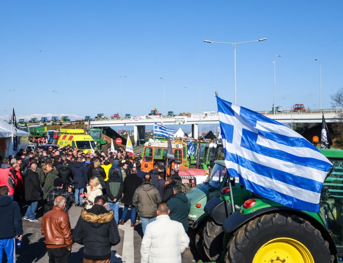 Τη Δευτέρα «κόβουν» την Ελλάδα στα δύο οι αγρότες – 14 μπλόκα και 4 αγροτικοί σύλλογοι λένε «ναι» σε διάλογο με την κυβέρνηση