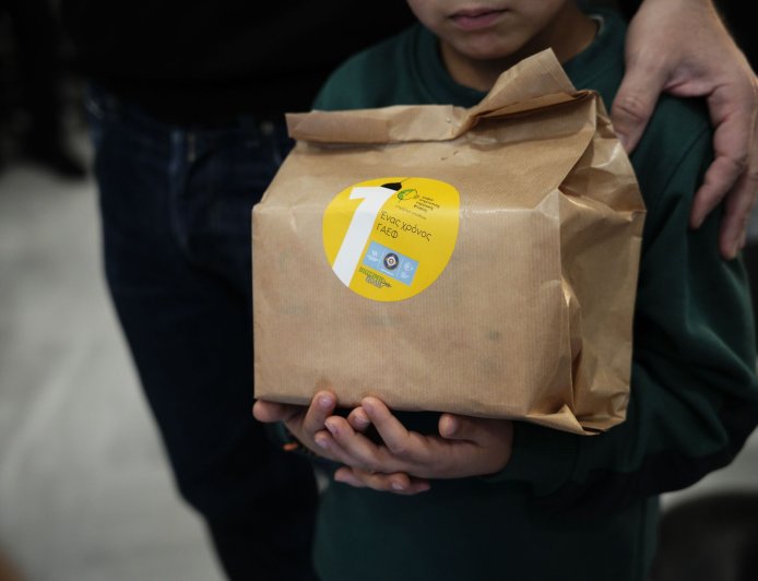 Δήμος Αθηναίων και ΓΑΕΦ προσφέρουν δωρεάν ρεύμα για 22 χρόνια σε μονογονεϊκή οικογένεια