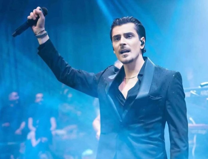 Εντυπωσιακό live medley με έξι τραγούδια από τον Λευτέρη Κρίκη!