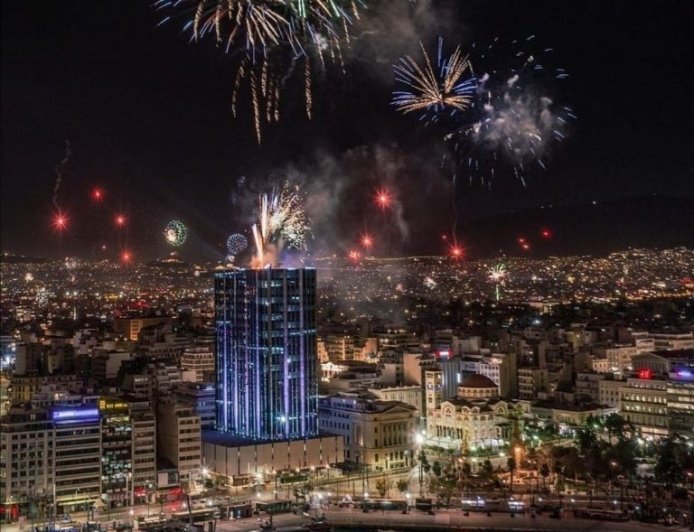 Πρωτοχρονιά στον Πειραιά: Μια βραδιά φωτός και πυροτεχνημάτων