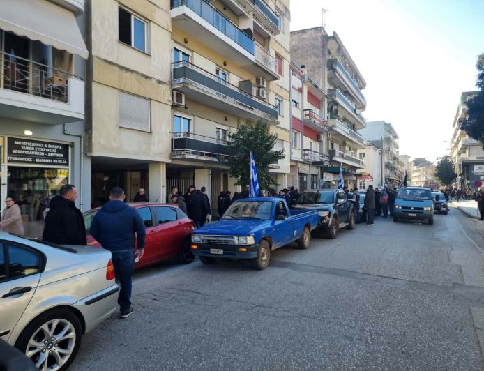 Διαμαρτυρία αγροτών έξω από το πολιτικό γραφείο του Ευρ. Στυλιανίδη